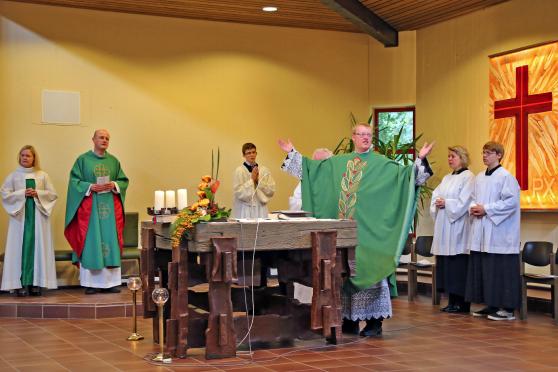Gottesdienst zu Beginn des Pfarrfestes im letzten Jahr im und am Roncalli-Haus in Wickede ARCHIVFOTO: ANDREAS DUNKER