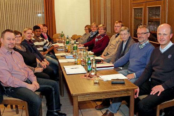 Mitglieder des bisherigen Pfarrgemeinderates bei einer Sitzung im Pfarrheim in Echthausen (von links): Andreas Kirchhoff (Echthausen), Elisabeth Plümpe (Echthausen), Gemeindereferentin Annette Albrecht, Seants Mariyathas,  NN, Gisela Helle, Felicitas Vollmer, Margarethe Schulte, Sabine Uhlenbrock, Vikar Alexander Plümpe, PGR-Vorsitzender Helmut Rubarth und Pfarrer Thomas Metten. ARCHIVFOTO: ANDREAS DUNKER