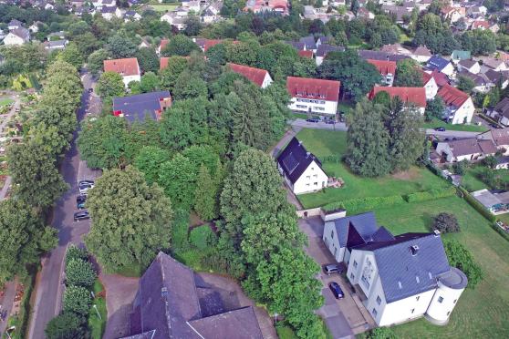 Wo heute noch ein kleines Wäldchen steht, will die Kirchengemeinde ihr neues Pfarrheim bauen. LUFTBILD: ANDREAS DUNKER / WWW.NRW-MAGE.DE