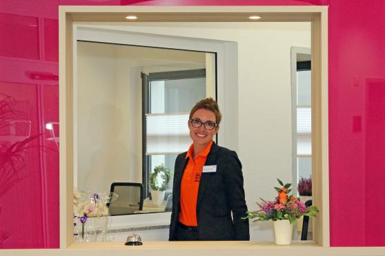 Sandra Wrondas an der neuen Pforte der Häuser St. Raphael FOTO: ANDREAS DUNKER