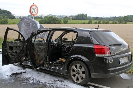 Gegenüber der alten Wimberner Volksschule blieb der Pkw aus Ense stehen. FOTO: ANDREAS DUNKER