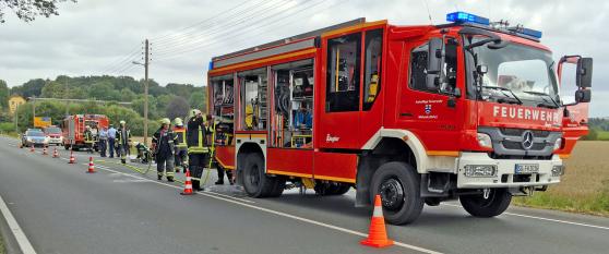 Feuerwehr und Polizei bei dem ausgebrannten Pkw an der Arnsberger Straße in Wimbern FOTO: ANDREAS DUNKER