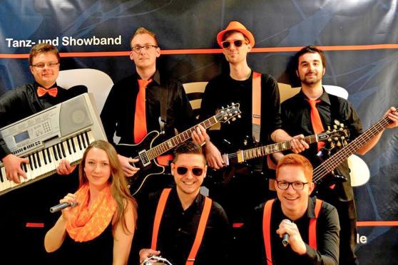Die Tanz- und Show-Band "Planless". Hintere Reihe von links: Keyboarder Marvin Krause, Rhythmusgitarrist Hendrik Schulte, Leadgitarrist Dominik Kirchhoff und Bassist David Mezlaf. Vordere Reihe von links: Sängerin Ellen Schmidt, Schlagzeuger Jan Brambring und Sänger David Schmeiser. FOTO: PLANLESS