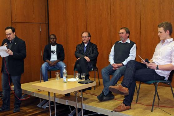 Der Wickeder Juso Dennis Theil (links), stellvertretender Vorsitzender auf Kreisebene, begrüsste die Podiumsgäste und die etwa 30 Besucher im Bürgerhaus zur Veranstaltung „Flüchtlingen ein Gesicht geben". FOTO: ANDREAS DUNKER