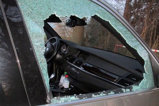 Eingeschlagene Autoscheibe FOTO: POLIZEI