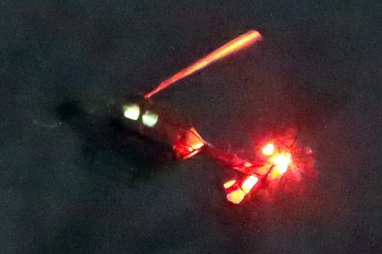 Der Polizei-Hubschrauber aus Dortmund, der das Gebiet mit einer Wärmebildkamera und Scheinwerfer nach dem flüchtigen Fahrer absuchte, war nur schemenhaft am dunklen Nachthimmel zu erkennen. FOTO: ANDREAS DUNKER