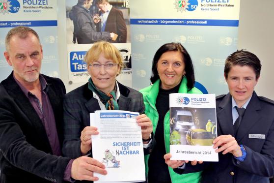 Landrätin Eva Irrgang (3. von links) als Leiterin der Kreispolizeibehörde präsentierte die „Jahresstatistik 2014“ zur Kriminalitätsentwicklung zusammen mit Führungskräften der Kriminal- und Schutzpolizei. FOTO: ANDREAS DUNKER