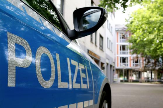 Polizei-Streifenwagen auf dem Marktplatz – im Hintergrund: das Bürgerbüro des Rathauses der Gemeinde Wickede (Ruhr) ARCHIVFOTO: ANDREAS DUNKER