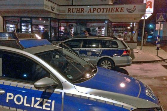 Polizei-Einsatz an der Ruhr-Apotheke in der Ortsmitte am Mittwochabend FOTO: ANDREAS DUNKER