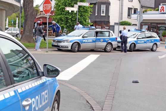 Drei Streifenwagen der Polizei am Bahnhof in Wickede FOTO: ANDREAS DUNKER