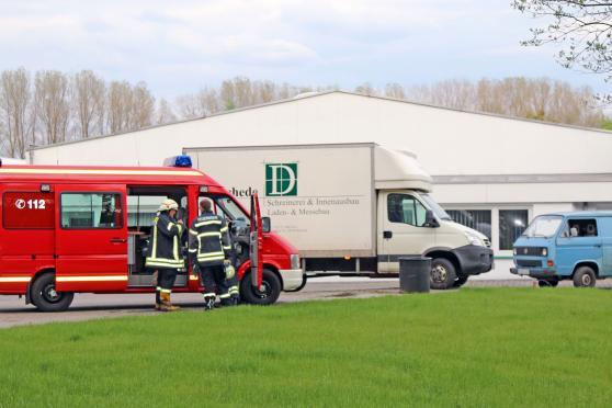 Einsatzleitfahrzeuge auf dem Firmengelände der Tischlerei in Wickede FOTO: ANDREAS DUNKER