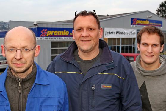 Kraftfahrzeugmechaniker Frank Feige, Geschäftsführer Andrè Lenz und noch Auszubildender Jack Koch (von links) stehen vor der Premio Werkstatt in Wickede 
FOTO: ANDREAS DUNKER