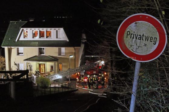Großer Drehleiterwagen in dem kleinen Privatweg an der Messbergstraße in Wickede FOTO: ANDREAS DUNKER