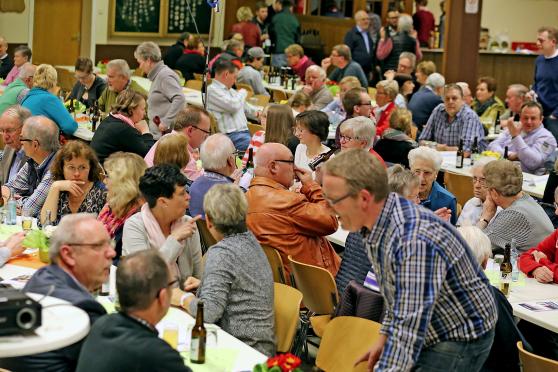 In der Pause wurde für das leibliche Wohl des Publikums gesorgt. – Man habe eigens für die Gäste gekocht, merkte Musikvereinsvorsitzende Manuela Wirth schmunzelnd an. FOTO: ANDREAS DUNKER