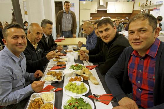 Gemeinsames Essen und Beten: Öffentliches Fastenbrechen im türkischen Treffpunkt im Hövel in Wickede FOTO: ANDREAS DUNKER