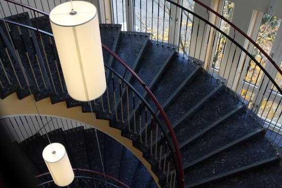 Seitenansicht: die neuen Pendelleuchten – seit Samstag im Treppenhaus des Rathauses in Wickede FOTO: ANDREAS DUNKER