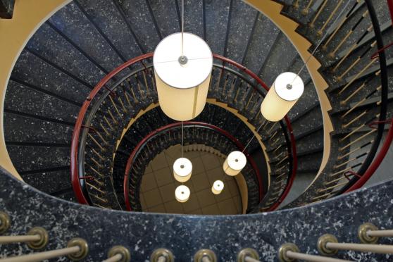 Vogelperspektive: die neuen Pendelleuchten – seit Samstag im Treppenhaus des Rathauses in Wickede FOTO: ANDREAS DUNKER