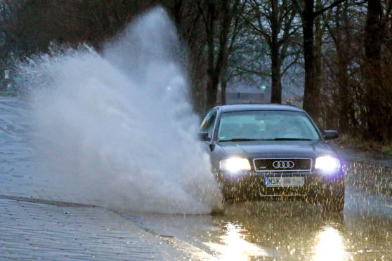 Fahrzeug bei Regen auf der Hauptstraße ARCHIVFOTO: ANDREAS DUNKER