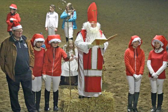 Reithallen-Chef Theo Arndt mit dem heiligen Nikolaus in Gestalt von Eugen Frankenberg sowie Kindern aus dem Reitverein FOTO: ANDREAS DUNKER