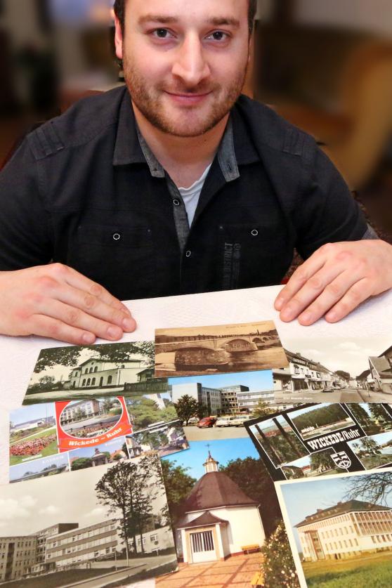 Julian Rüsing mit einer Auswahl seiner Postkarten-Sammlung FOTO: ANDREAS DUNKER