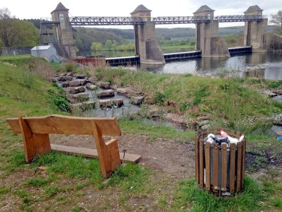 Die zerstörte Ruhebank an der Fischtreppe FOTOS: ANDREAS DUNKER