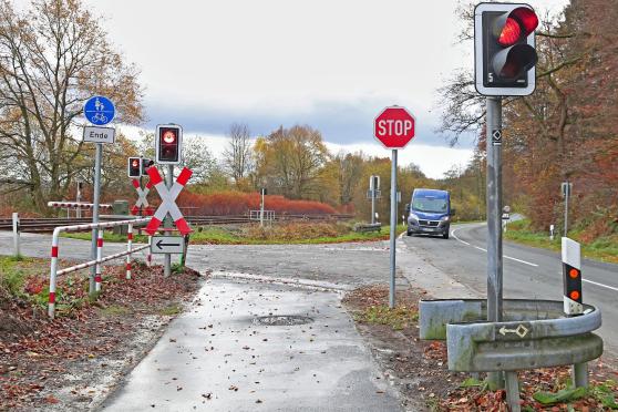 Die Absperrungen sind abtransportiert und der Erdhügel ist beiseite geschoben: das Ende des neuen Ruhrtal-Radweges am Bahübergang an der Füchtener Straße in Echthausen. FOTO: ANDREAS DUNKER