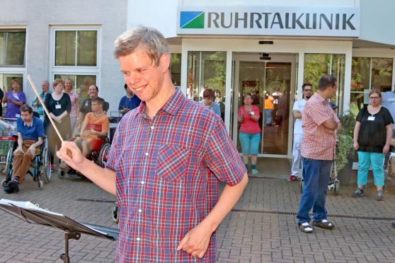 Einer der Patienten durfte auch dirigieren. FOTO: ANDREAS DUNKER
