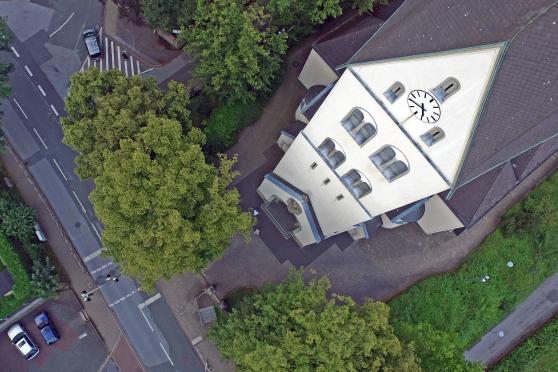Mit einer Foto-Drohne noch erreichbar – mit der Feuerwehr-Drehleiter nicht mehr: das Dach des Turms der katholischen St.-Antonius-Kirche. Bis zur Spitze misst der Kirchturm knapp 60 Meter. ARCHIVFOTO: ANDREAS DUNKER