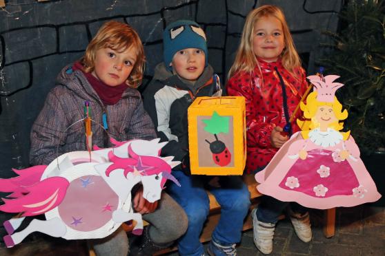 Kinder mit bunten Laternen zu Sankt Martin FOTO: ANDREAS DUNKER