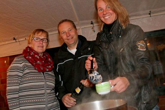 Glühwein und heißen Kakao gab’s am St.-Marien-Kindergarten in der Unteren Holmke FOTO: ANDREAS DUNKER