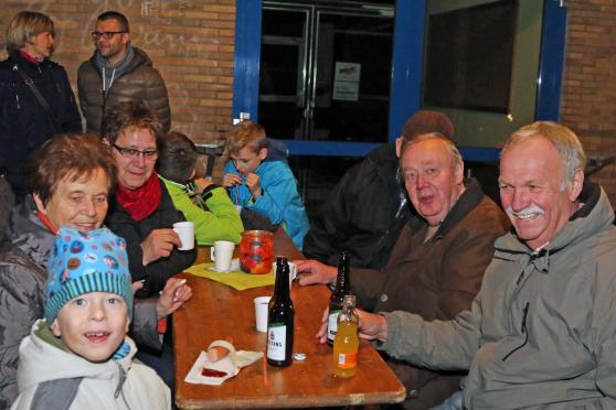 Geselliges Beisammensein an der Westerheide-Schule  bei der Sankt-Martins-Feier des kommunalen Max-und-Moritz-Kindergartens in Echthausen FOTO: ANDREAS DUNKER