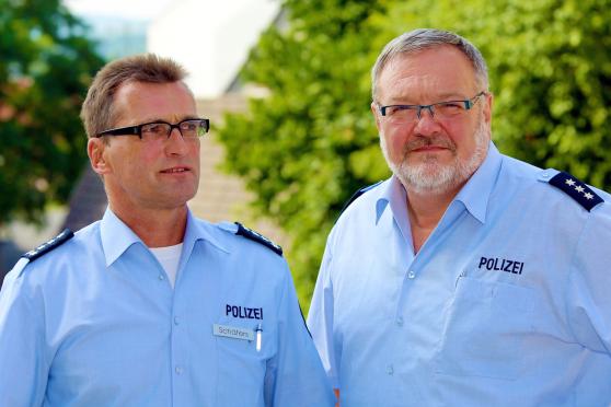 Erster Polizeihauptkommissar (EPHK) Hans Schäfer, Leiter der auch für Wickede zuständigen Werler Polizeiwache, und Wolfgang Flöter vom Bezirksdienst in Wickede (von links). ARCHIVFOTO: ANDREAS DUNKER