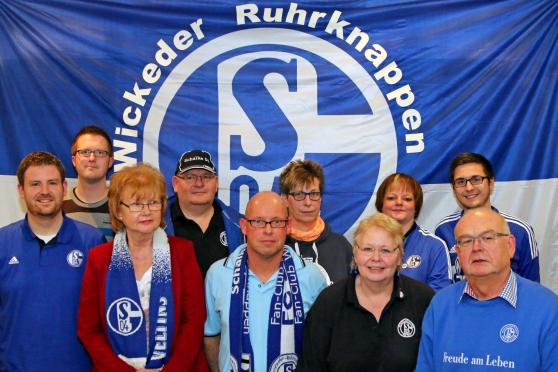 Der aktuelle Vorstand des Schalke-Fan-Clubs „Wickeder Ruhrknappen“ (von links): Bernd Pieper, Johannes Dülberg, Inge Krischer, Olaf Winkler, Norbert Spieth, Marion Oremek, Gerda Reiners, Stefanie Reiners, Jan Brambring und Heinz-Ingbert Hellmann FOTO: ANDREAS DUNKER
