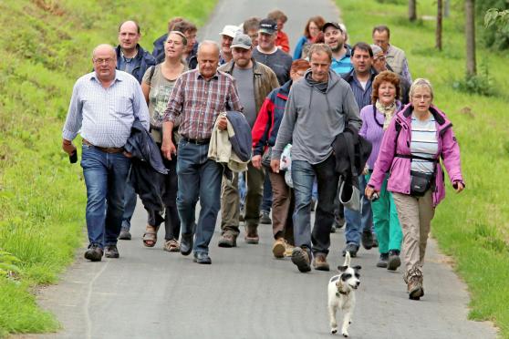 Wanderergruppe beim alljährlichen "Schnadegang" der Gemeinde Wickede (Ruhr) ARCHIVFOTO: ANDREAS DUNKER