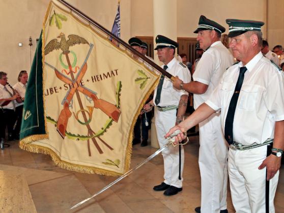 Senken der Fahne und Degen vor dem Altar FOTO: ANDREAS DUNKER