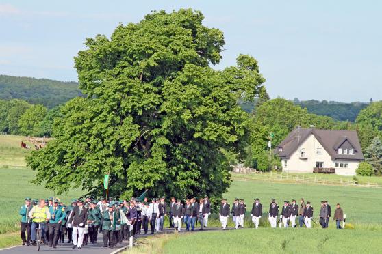Kirchgang der Schützenbruderschaft St. Johannes durch die Feldflur in Wimbern ARCHIVFOTO: ANDREAS DUNKER