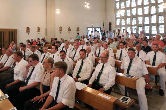 Gottesdienstbesucher beim Schützenfesthochamt FOTO: ANDREAS DUNKER
