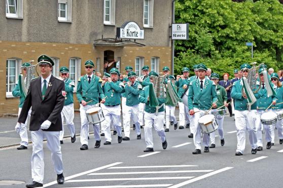 Festumzug der Schützenbruderschaft St. Johannes Wimbern – hier über die Bundesstraße 63 an der Gaststätte Korte an der Ruhrbrücke ARCHIVFOTO: ANDREAS DUNKER