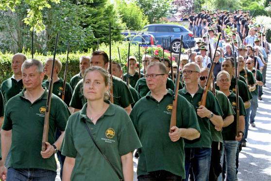 Marsch durch die Eichkampstraße FOTO: ANDREAS DUNKER