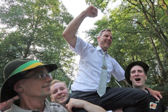 Nach dem Abschuss des Vogels: Dietmar Wrede auf den Schultern seiner Kameraden FOTO: ANDREAS DUNKER