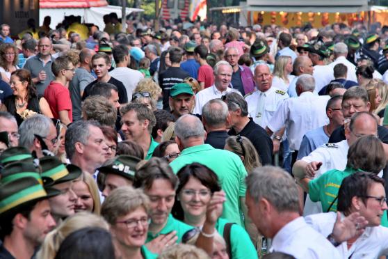 Dicht gedrängt in der Erbke: das Schützenvolk FOTO: ANDREAS DUNKER