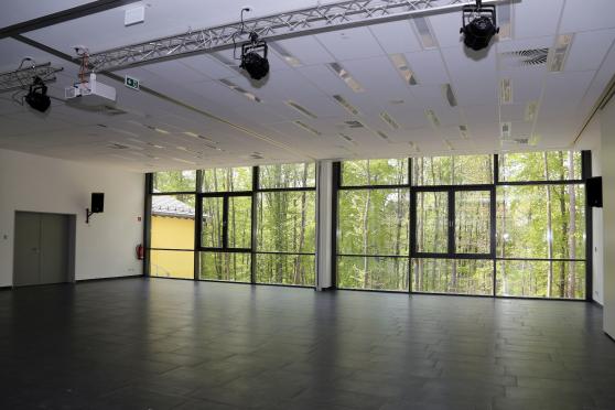Blick ins Grüne: Aus dem neuen "Schul-Forum" in den benachbarten Erbke-Wald – innen moderne Beamer- und Bühnentechnik FOTO: ANDREAS DUNKER