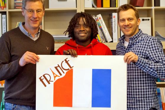 Neue Partnerschule in Frankreich gefunden (von links): stellvertretender Schulleiter Burkhard Struwe, Französisch-Fachlehrer Ibou Mbaye und Schulleiter Jan Haurand. FOTO: SEKUNDARSCHULE WICKEDE (RUHR)