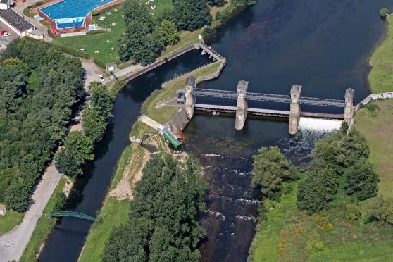 Die Deutsche Lebens-Rettungs-Gesellschaft (DLRG) warnt vor dem Sprung von Stauwehren, Klippen und Brücken ins unbekannte Wasser. Die Gefahr auf spitze oder stumpfe Gegenstände oder Steine aufzuprallen, sei viel zu riskant, warnt die DLRG. Starke Strömungen könnten zudem selbst geübte Schwimmer unter Wasser ziehen. – Zudem ist das unerlaubte Betreten von Ufergrundstücken und wasserbautechnischen Anlagen natürlich verboten. Diese Stauwehranlage am Wickede Freibad gehört beispielsweise den Stadtwerken Fröndenberg. ARCHIVFOTO: ANDREAS DUNKER