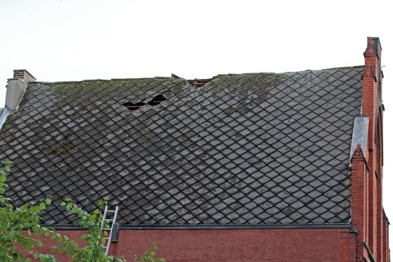 Dachschäden am historischen Gebäude des Juwelier-Geschäftes Stampfer FOTO: ANDREAS DUNKER