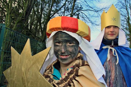 Sternsinger vor dem Einzug in die Kirche FOTO: ANDREAS DUNKER