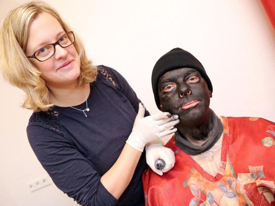 Mathilde Sudhoff und ihrer Tochter Beate Baukmann schminkten die Sternsinger. Auf unserem Foto: Beate Baukmann mit Stefan Reszel als schwarzer Caspar. FOTO: ANDREAS DUNKER