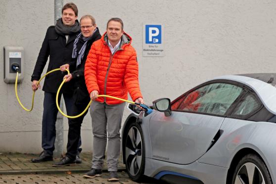 E-Ladesäule bei der Firma GS-Wärmesysteme im Gewerbegebiet Westerhaar in Wickede – Von links: Geschäftsführer Jan Dobertin vom NRW-Landesverband Erneuerbare Energien, Bürgermeister Dr. Martin Michalzik (CDU) von der Gemeinde Wickede (Ruhr) und Geschäftsführer Adrian Cramer von der „GS Wärmesysteme GmbH“ ARCHIVFOTO: ANDREAS DUNKER