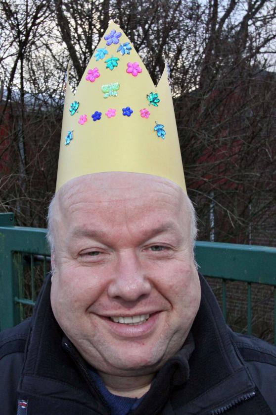 Testete mal wie man sich so als Sternsinger mit Krone fühlt: Markus Thurau schlüpfte kurzfristig von der Rolle des Betreuers in die des Königs … FOTO: ANDREAS DUNKER