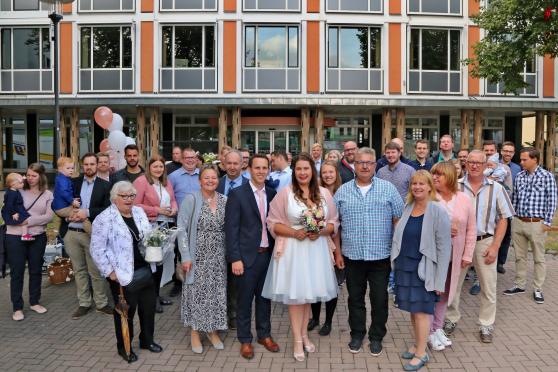 Die Hochzeitsgesellschaft auf dem Marktplatz vor dem Rathaus FOTO: ANDREAS DUNKER